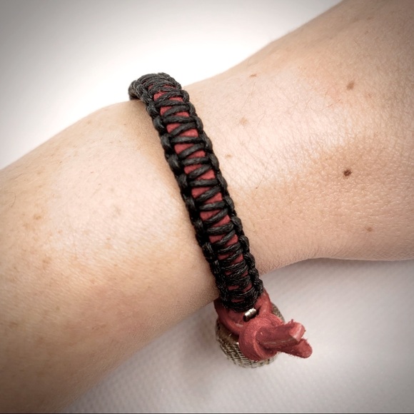 Red Black Macrame Bracelet Round Button Handmade - Picture 2 of 8